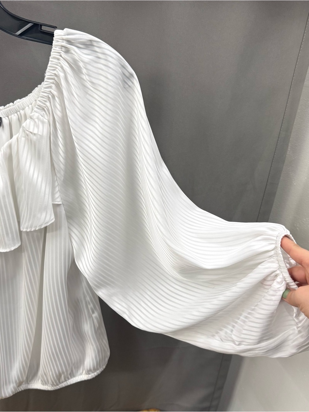 Vince Camuto White Ruffle-Neck Peasant Off The Shoulder Blouse - Picture 3 of 7